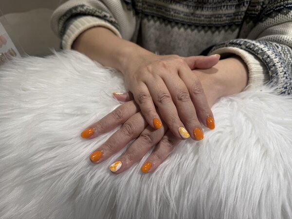 「ハンド 定額デザイン」オレンジで柔らかいニュアンスネイル！|Nail Salon Linda