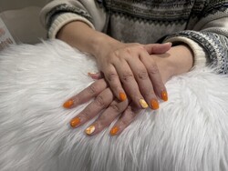 「ハンド 定額デザイン」オレンジで柔らかいニュアンスネイル！|Nail Salon Linda