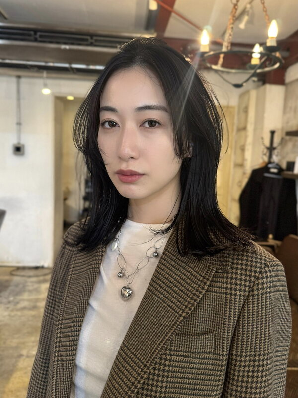 顔まわりレイヤー×ダークグレージュ|ade omotesando