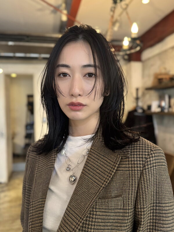 顔まわりレイヤー×ダークグレージュ|ade omotesando