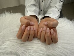 「ハンド ミドルコース」 (90分 アート、ストーン、シールつけ放題） ホワイトづくしパールデザインです！|Nail Salon Linda