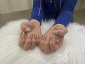 「ハンド 定額デザイン」落ち着いたピンクベージュカラーとポイントのキラキラ！|Nail Salon Linda