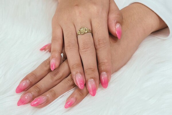 「ハンド グラデーション」 ビビットピンクで春先取りです！|Nail Salon Linda