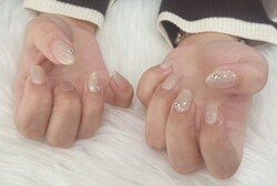 「ハンド 定額デザイン」ラメホワイトベージュが肌馴染みぴったり！|Nail Salon Linda