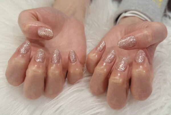 「ハンド ラメ・ワンカラー」コーラル系ラメが肌の血色感UP！|Nail Salon Linda