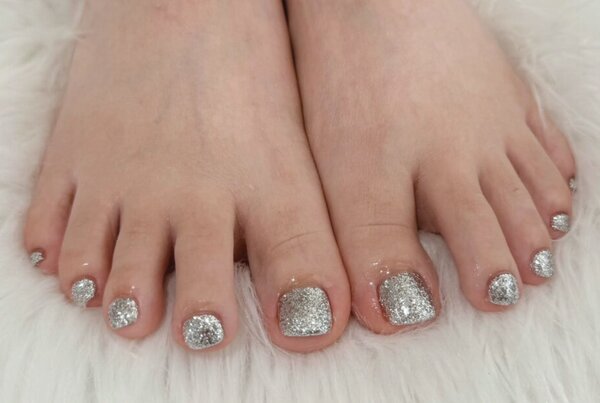 「フット ワンカラー」フットシルバーでどんなコーデにも合わせやすく！|Nail Salon Linda