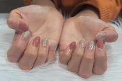 「ハンド 定額デザイン」コーラルピンクと偏光ラメの相性がバッチリ！|Nail Salon Linda
