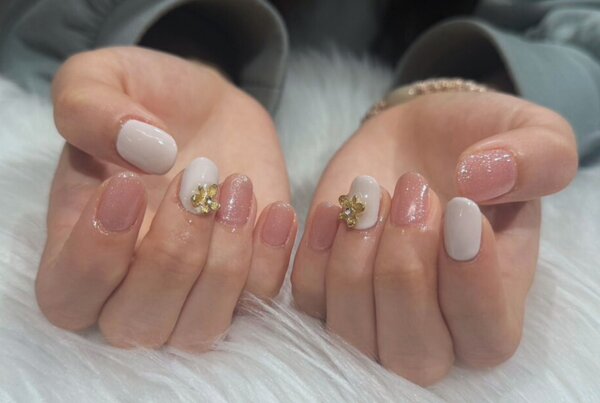 「ハンド 定額デザイン」 ワンカラーにお花パーツがかわいい！|Nail Salon Linda