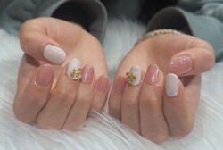 「ハンド 定額デザイン」 ワンカラーにお花パーツがかわいい！|Nail Salon Linda