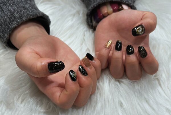 「ハンド ミドルコース」(90分 アート、ストーン、シールつけ放題） 成人式の振り袖に合わせた、ブラックで素敵カッコいい|Nail Salon Linda
