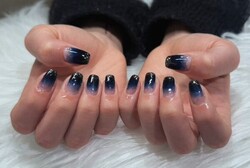 「ハンド ライトコース」 (60分 アート、ストーン、シールつけ放題) ネイビーのモヤモヤデザイン！|Nail Salon Linda