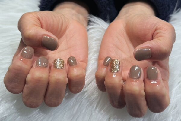 「ハンド ワンカラー」 ワンカラーでポイントにゴールドラメを！|Nail Salon Linda