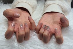 「ハンド ライトコース」 (60分 アート、ストーン、シールつけ放題) ナチュラルだけどハートのチェーンで可愛いく！|Nail Salon Linda