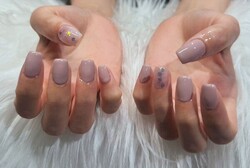 「ハンド 定額デザイン」 定番ピンクにオーロラのホロがポイント！|Nail Salon Linda