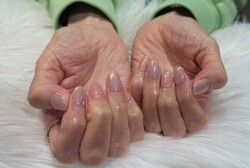 「ハンド 定額デザイン」ピンクで春らしさ満開！ ゴールドラメで上品な仕上がりに！|Nail Salon Linda