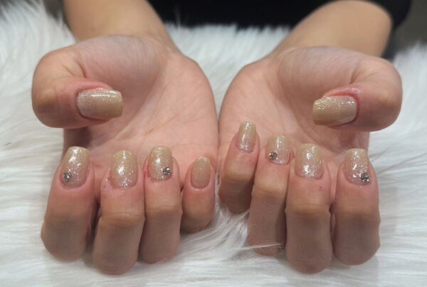 「ハンド 定額デザイン」白グラでナチュラル可愛い！|Nail Salon Linda