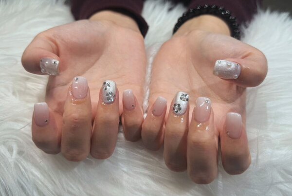 「ハンド ミドルコース」 (90分 アート、ストーン、シールつけ放題） ホワイトとパールの組み合わせが可愛い！|Nail Salon Linda