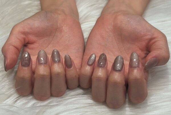 「ハンド マグネットワンカラー」肌馴染みの良いカラーに、キラッとマグネットの輝きが素敵です！|Nail Salon Linda