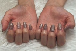 「ハンド マグネットワンカラー」肌馴染みの良いカラーに、キラッとマグネットの輝きが素敵です！|Nail Salon Linda