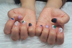 「ハンド ミドルコース」 (90分 アート、ストーン、シールつけ放題） カラフルなカラーが沢山なデザインです！|Nail Salon Linda