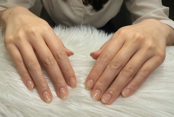 「ハンド ライトコース」 (60分 アート、ストーン、シールつけ放題）ベージュカラーベースに先端に繊細なラメを！！|Nail Salon Linda