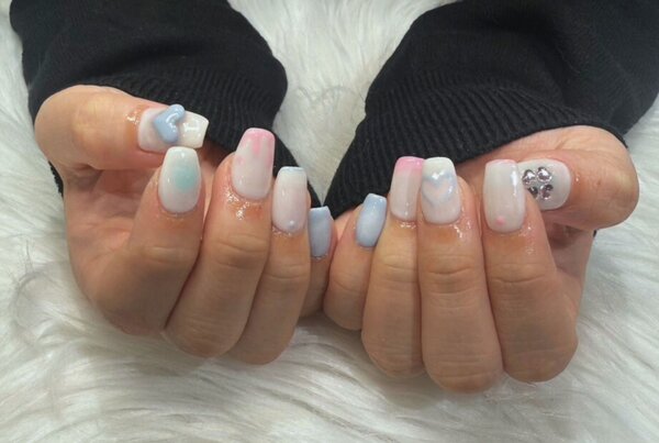 「ハンド ミドルコース」 (90分 アート、ストーン、シールつけ放題） ホワイトとベースで夢可愛いデザインに！|Nail Salon Linda