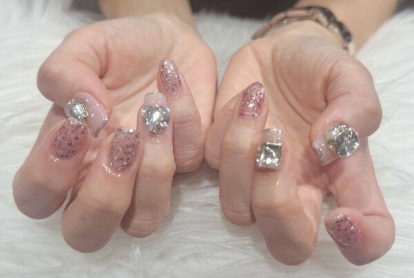 「ハンド ライトコース」 (60分 アート、ストーン、シールつけ放題） パーツ盛りだくさんでゴージャスデザインです！|Nail Salon Linda