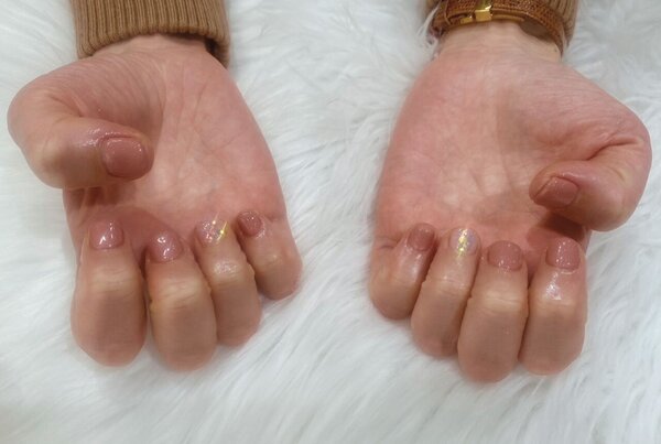 「ハンド 定額デザイン」薬指のラメホロがアクセントでシンプルかつきらきらネイル！|Nail Salon Linda