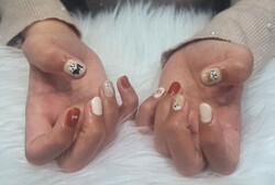 「ハンド ミドルコース」(90分 アート、ストーン、シールつけ放題） 春らしいカラーとオーロラネイルで可愛らしいネイルに|Nail Salon Linda