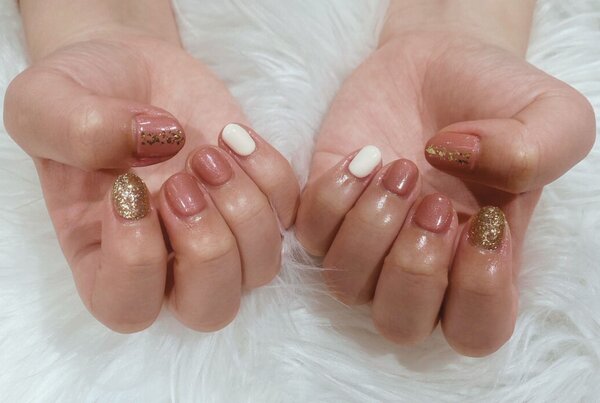 「ハンド 定額デザイン」 春っぽいカラーに変更して、可愛らしい印象に仕上がります！|Nail Salon Linda