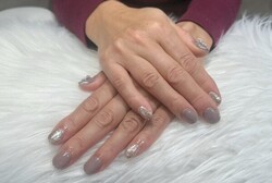 「ハンド 定額デザイン」くすんだパープルとシルバーラメが上品な仕上がりに！|Nail Salon Linda