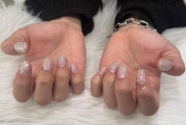 「ハンド ミドルコース」(90分 アート、ストーン、シールつけ放題） ピンクオーロラとホワイトシルバーで春先取りデザイン|Nail Salon Linda