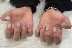 「ハンド ミドルコース」(90分 アート、ストーン、シールつけ放題） ピンクオーロラとホワイトシルバーで春先取りデザイン|Nail Salon Linda