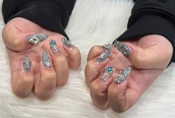 「ハンド ライトコース」 (60分 アート、ストーン、シールつけ放題） ブルーのフラッシュベースにパーツ盛りだくさん！|Nail Salon Linda