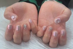 「ハンド ライトコース」(60分 アート、ストーン、シールつけ放題） ピンクオーロラで春デザインに！|Nail Salon Linda