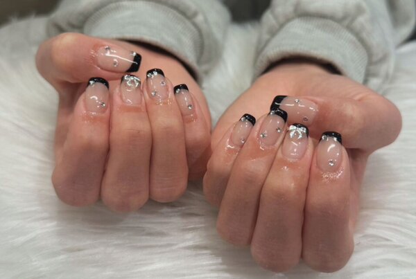 「ハンド ライトコース」(60分 アート、ストーン、シールつけ放題） 黒フレンチにリボンがポイント！|Nail Salon Linda