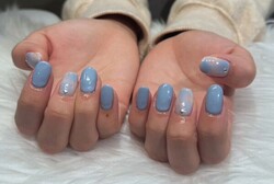「ハンド 定額デザイン」淡いブルーとホワイトの相性がばっちり！|Nail Salon Linda