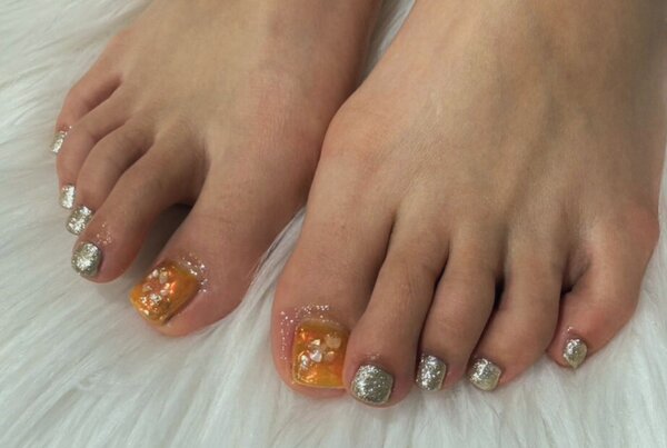 「フット ライトコース」(60分 アート、ストーン、シールつけ放題） オレンジにゴールドと親指にシェルを置いて南国デザイ|Nail Salon Linda