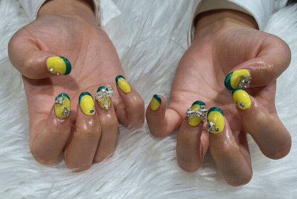 「ハンド ミドルコース」(90分 アート、ストーン、シールつけ放題） 推しと同じカラー&amp;パーツ沢山でゴージャスなネイルに|Nail Salon Linda