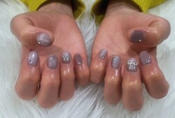 「ハンド ライトコース」(60分 アート、ストーン、シールつけ放題） マグネットネイルに左右別々のリボンをつけてアクセン