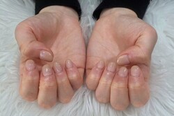 「ハンド グラデーション」グラデーションで肌馴染みも良く、キラキラする感じもかわいい印象です！