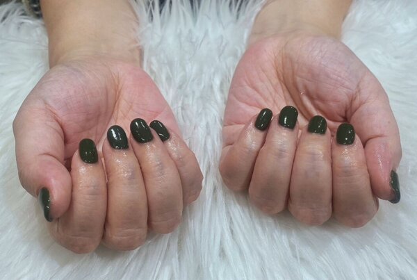 「ハンド ワンカラー」はっきりしたグリーンでワンカラー！ パキッとしたカラーはワンカラーでもインパクトがあり可愛く仕上が|Nail Salon Linda