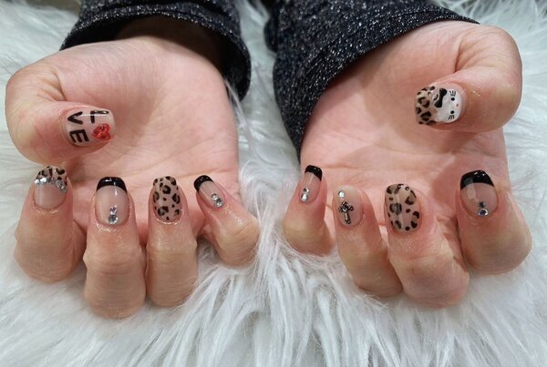 「ハンド ミドルコース (90分 アート、ストーン、シールつけ放題） ヒョウ柄に黒のフレンチで可愛らしさとかっこよさ、ど|Nail Salon Linda