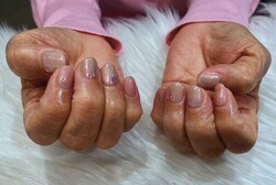 「ハンド ライトコース」 (60分 アート、ストーン、シールつけ放題）オーロラネイルも大人気です！ ピンクのラメも細かい