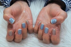 「ハンド 定額デザイン」カラー変更で爽やかなブルーネイルです！ パールのパーツも素敵です！|Nail Salon Linda