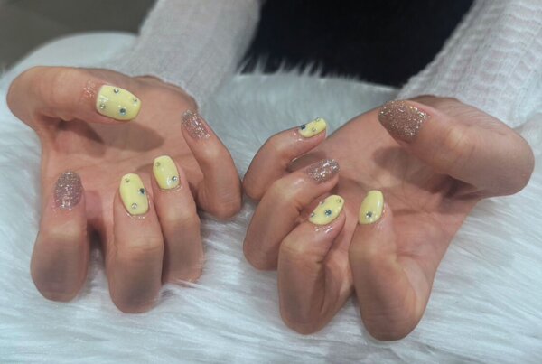 「ハンド ライトコース」 （60分、アート、ストーン。シールつけ放題）」 春らしくパステルイエローでこの時期にぴったり！|Nail Salon Linda