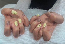 「ハンド ライトコース」 （60分、アート、ストーン。シールつけ放題）」 春らしくパステルイエローでこの時期にぴったり！|Nail Salon Linda