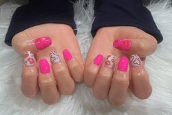 「ハンド ライトコース」(60分 アート、ストーン、シールつけ放題）＋長さだし ネオンピンクカラーに、唇とハートのシール