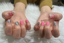 「ハンド 定額デザイン」ピンクとリボンのパーツの相性がぴったり！|Nail Salon Linda