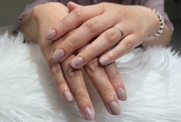 「ハンド 定額デザイン」 くすんだピンクにオーロラのモヤモヤが可愛い！|Nail Salon Linda